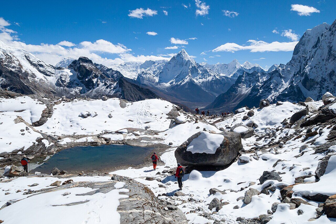 Snow and a frozen lake on the way to Cho La pass
